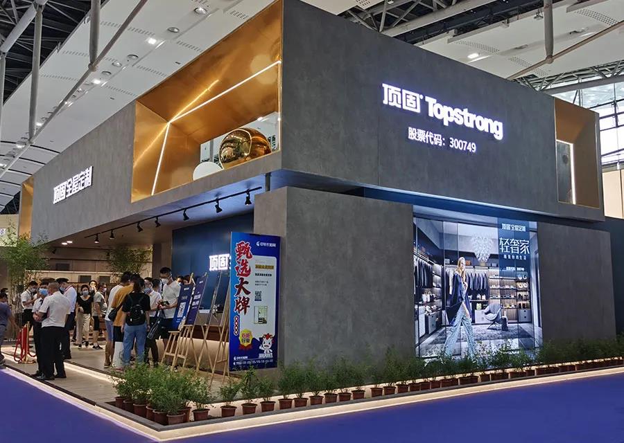 輕奢展臺(tái)設(shè)計(jì)